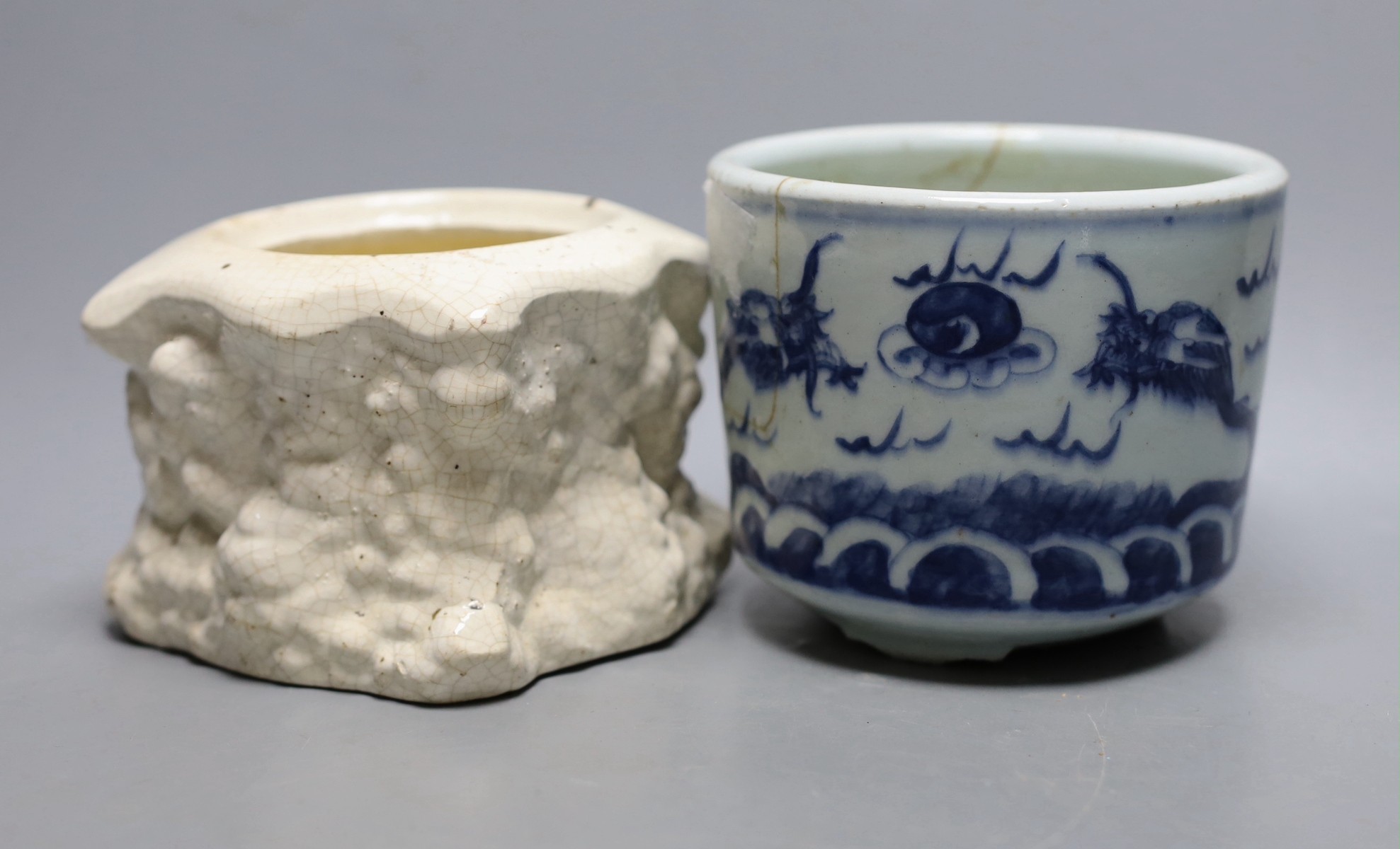 A Chinese blue and white planter, together with a crackle glaze planter, tallest 10cm